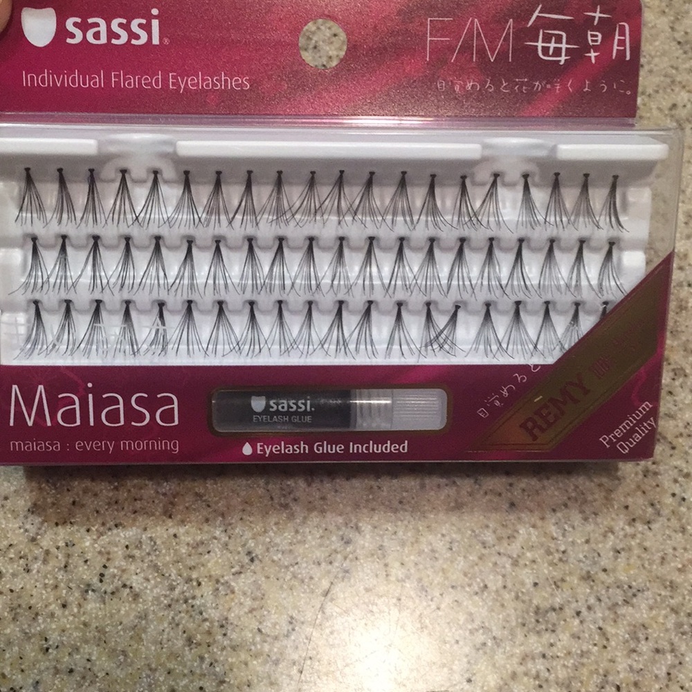 Lashes - Picture 2 of 5